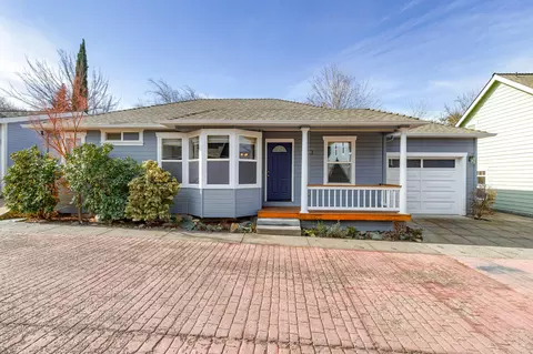 273 9th St Aly, Ashland, OR 97520