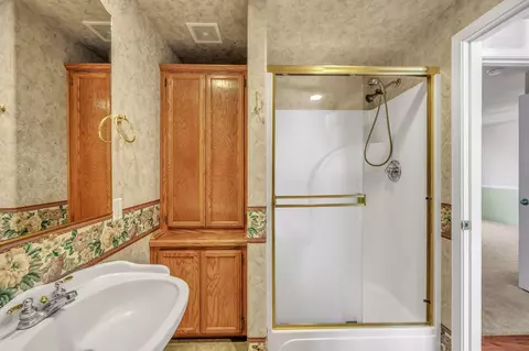 Bath - 159 Pine Lake Dr, Eagle Point, OR 97524 photo 3 of 4