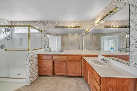 Bath - 159 Pine Lake Dr, Eagle Point, OR 97524 photo 2 of 4