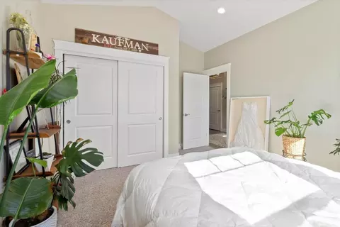 Bedroom - 973 Arrowhead Trl, Eagle Point, OR 97524 photo 2 of 7