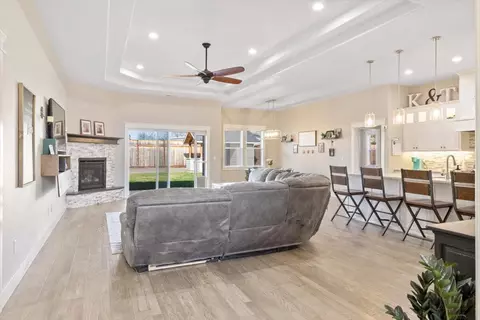 Living - 973 Arrowhead Trl, Eagle Point, OR 97524 photo 1 of 5