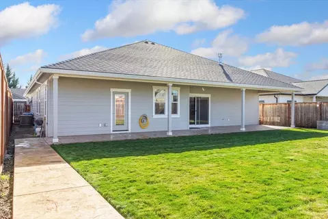 Exterior - 973 Arrowhead Trl, Eagle Point, OR 97524 photo 9 of 11