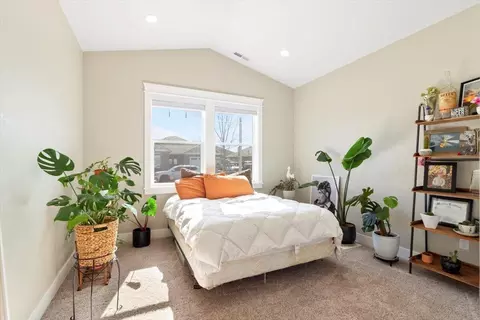 Bedroom - 973 Arrowhead Trl, Eagle Point, OR 97524 photo 1 of 7