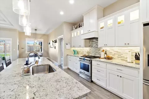 Kitchen - 973 Arrowhead Trl, Eagle Point, OR 97524 photo 3 of 7