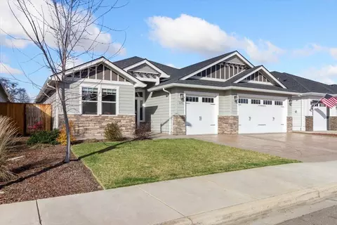 Exterior - 973 Arrowhead Trl, Eagle Point, OR 97524 photo 3 of 11