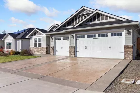 Exterior - 973 Arrowhead Trl, Eagle Point, OR 97524 photo 2 of 11