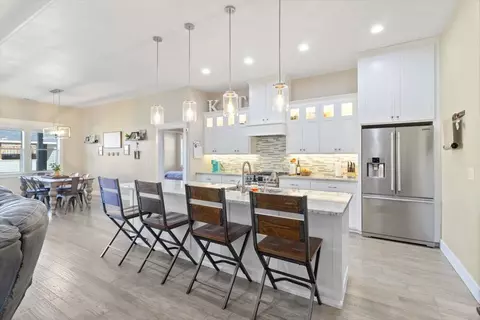Kitchen - 973 Arrowhead Trl, Eagle Point, OR 97524 photo 5 of 7