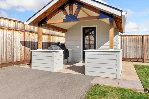 Exterior - 973 Arrowhead Trl, Eagle Point, OR 97524 photo 8 of 11