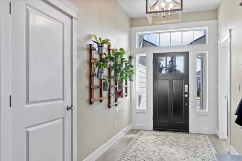 Entry Way - 973 Arrowhead Trl, Eagle Point, OR 97524 photo 1 of 1