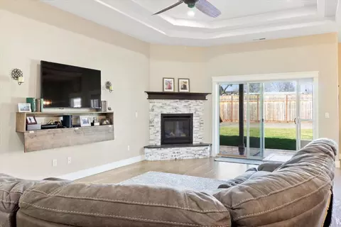 Living - 973 Arrowhead Trl, Eagle Point, OR 97524 photo 5 of 5
