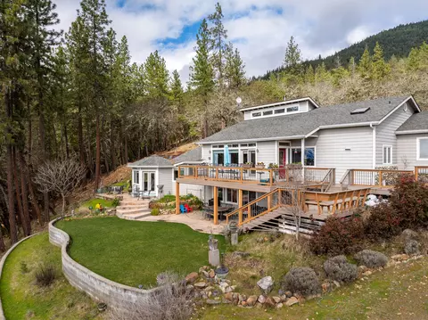400 Rustic Canyon Dr, Grants Pass, OR 97526