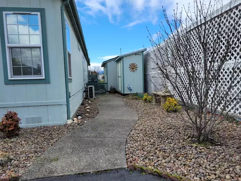 370 Lakeview Dr, Grants Pass, OR 97526