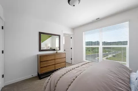 Bedroom - 1232 Stonegate Dr #460, Eagle Point, OR 97524 photo 3 of 11