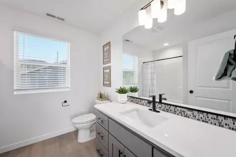 Bath - 1232 Stonegate Dr #460, Eagle Point, OR 97524 photo 6 of 6
