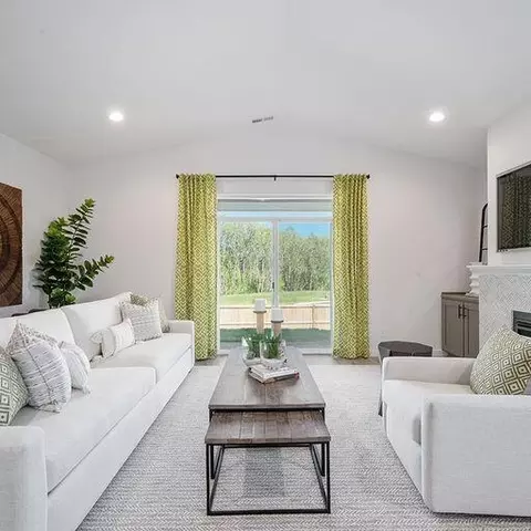 Living - 1232 Stonegate Dr #460, Eagle Point, OR 97524 photo 1 of 7