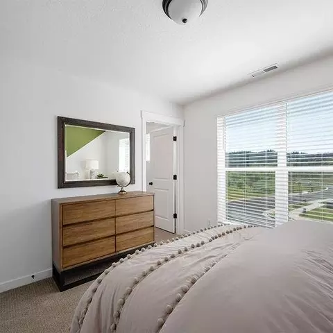 Bedroom - 1232 Stonegate Dr #460, Eagle Point, OR 97524 photo 9 of 11