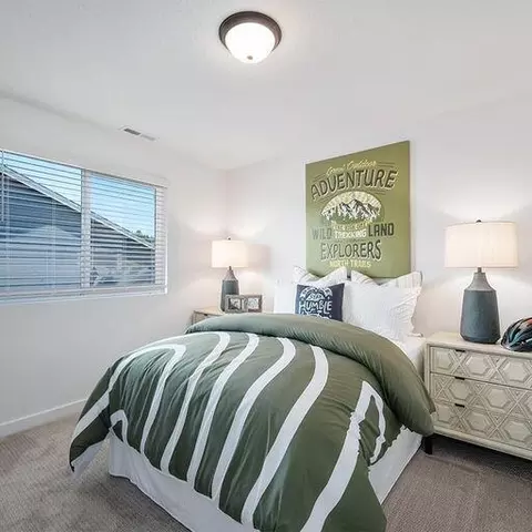 Bedroom - 1232 Stonegate Dr #460, Eagle Point, OR 97524 photo 6 of 11