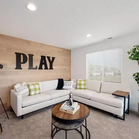 Living - 1232 Stonegate Dr #460, Eagle Point, OR 97524 photo 4 of 7
