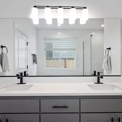 Bath - 1232 Stonegate Dr #460, Eagle Point, OR 97524 photo 1 of 6