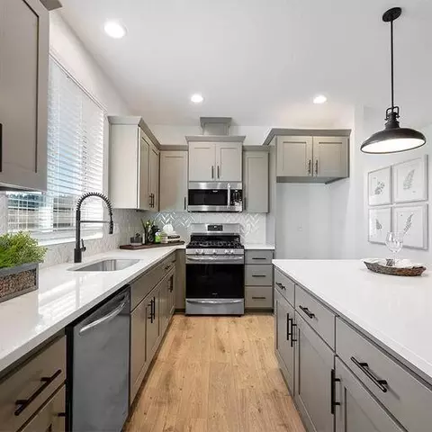 Kitchen - 1232 Stonegate Dr #460, Eagle Point, OR 97524 photo 4 of 5