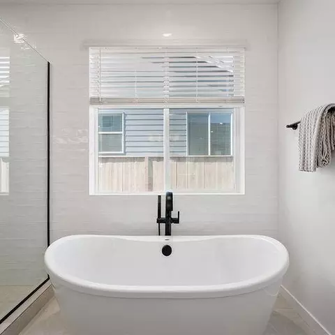 Bath - 1232 Stonegate Dr #460, Eagle Point, OR 97524 photo 2 of 6