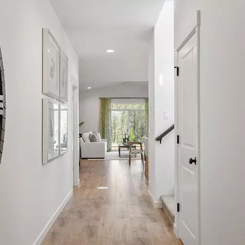 Entry Way - 1232 Stonegate Dr #460, Eagle Point, OR 97524 photo 2 of 3