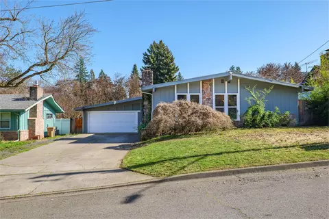 1021 Vista Dr, Grants Pass, OR 97527