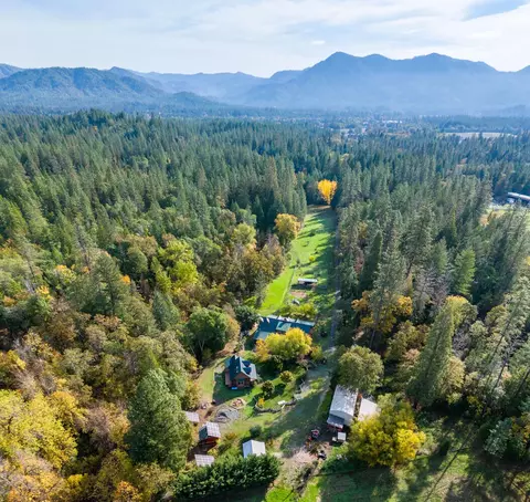 9115 W Evans Creek Rd, Rogue River, OR 97537