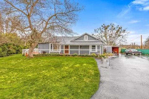 5925 Harris Rd, Central Point, OR 97502