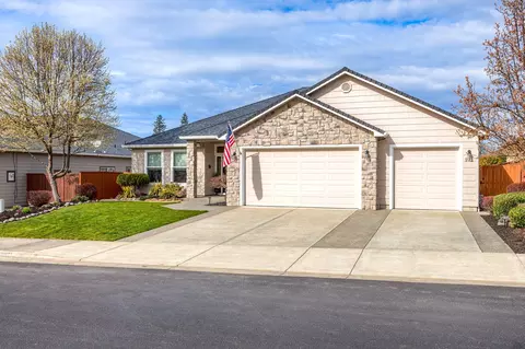 971 Pumpkin Rdg, Eagle Point, OR 97524