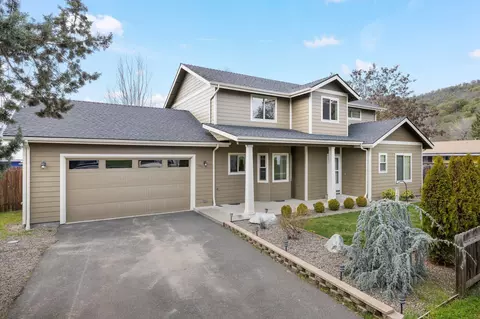 1307 2nd Ave, Gold Hill, OR 97525