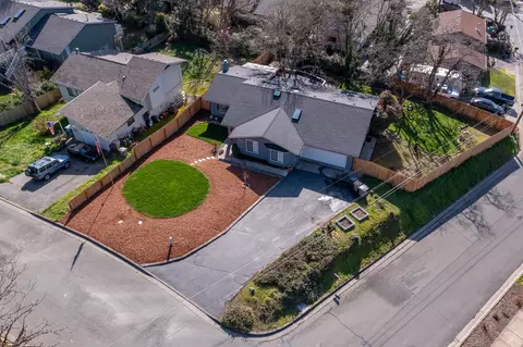 1790 NE Hillcrest Ln, Grants Pass, OR 97526