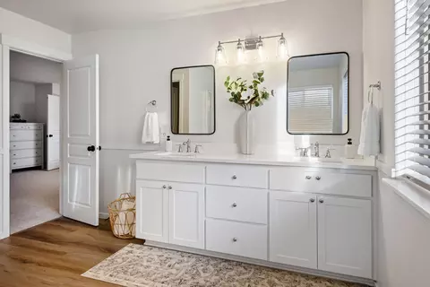 Bath - 21163 Clairaway Ave, Bend, OR 97702 photo 3 of 4