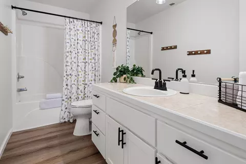 Bath - 21163 Clairaway Ave, Bend, OR 97702 photo 4 of 4