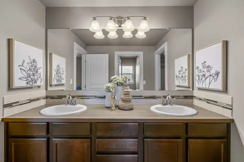 Bath - 63273 NW Newhall Pl, Bend, OR 97703 photo 3 of 6