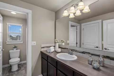 Bath - 63273 NW Newhall Pl, Bend, OR 97703 photo 5 of 6