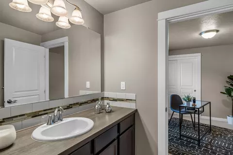 Bath - 63273 NW Newhall Pl, Bend, OR 97703 photo 6 of 6