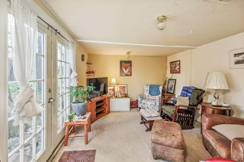 Living - 3748 Hilsinger Rd, Phoenix, OR 97535 photo 4 of 5