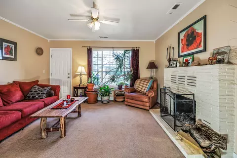 Living - 3748 Hilsinger Rd, Phoenix, OR 97535 photo 3 of 5
