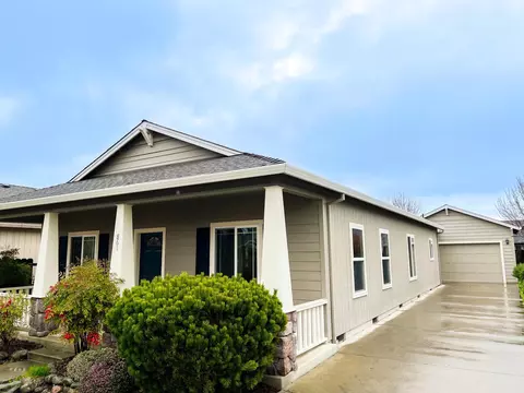 861 Ivern Dr, Central Point, OR 97502
