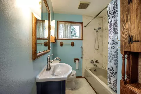 Bath - 210 Ash St, Phoenix, OR 97535 photo 1 of 3