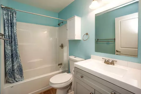 Bath - 210 Ash St, Phoenix, OR 97535 photo 2 of 3