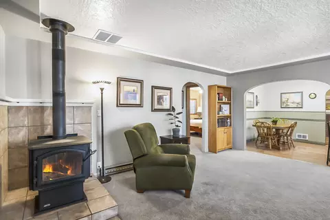 Living - 836 NE 9th St, Bend, OR 97701 photo 2 of 4
