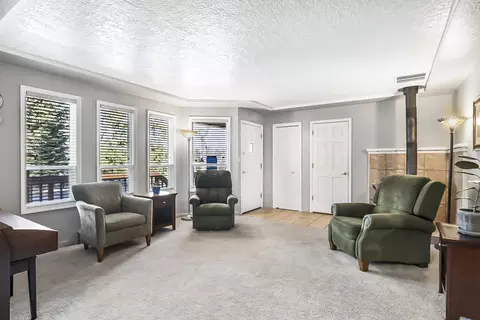 Living - 836 NE 9th St, Bend, OR 97701 photo 1 of 4