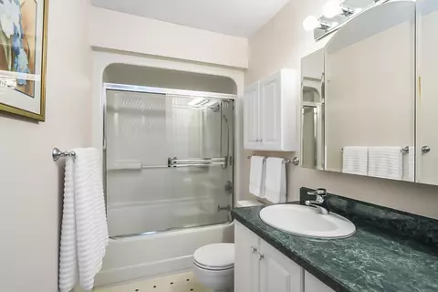 Bath - 836 NE 9th St, Bend, OR 97701 photo 1 of 1