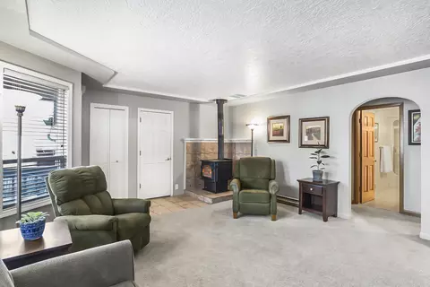 Living - 836 NE 9th St, Bend, OR 97701 photo 3 of 4