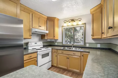 Kitchen - 836 NE 9th St, Bend, OR 97701 photo 2 of 3