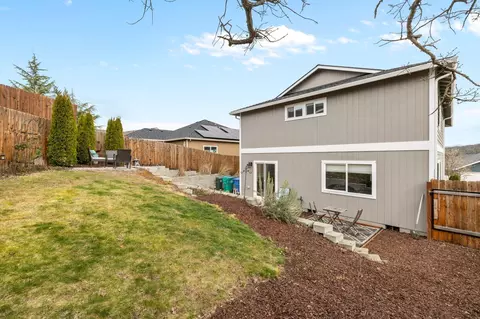Exterior - 562 N Heights Dr, Eagle Point, OR 97524 photo 3 of 5