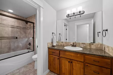Bath - 562 N Heights Dr, Eagle Point, OR 97524 photo 6 of 6