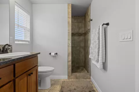 Bath - 562 N Heights Dr, Eagle Point, OR 97524 photo 4 of 6